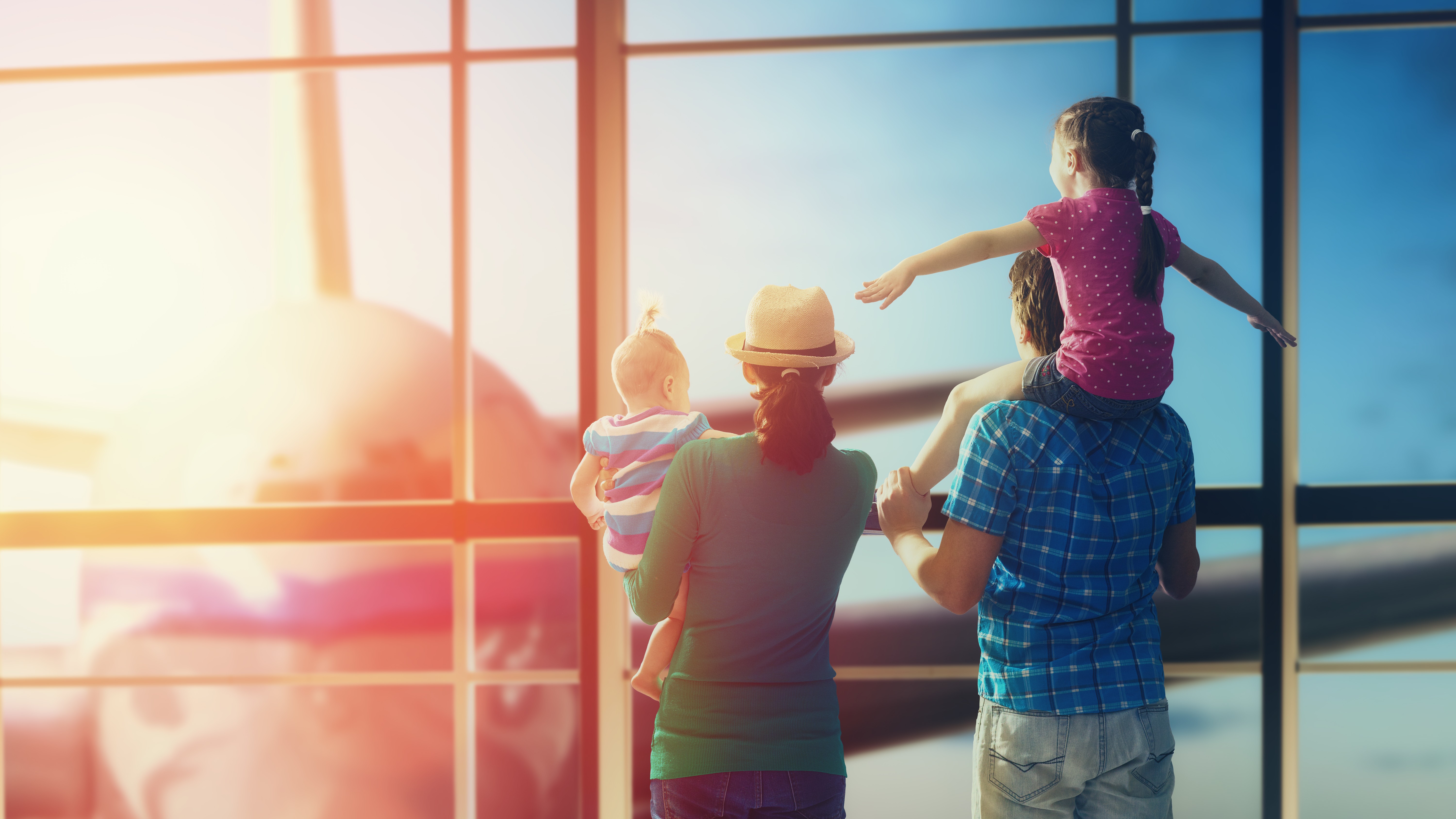 Travelling%20with%20a%20Baby%20-%20Cover%2016-9 Travelling with children: Turn your family holiday into a sure-fire success!